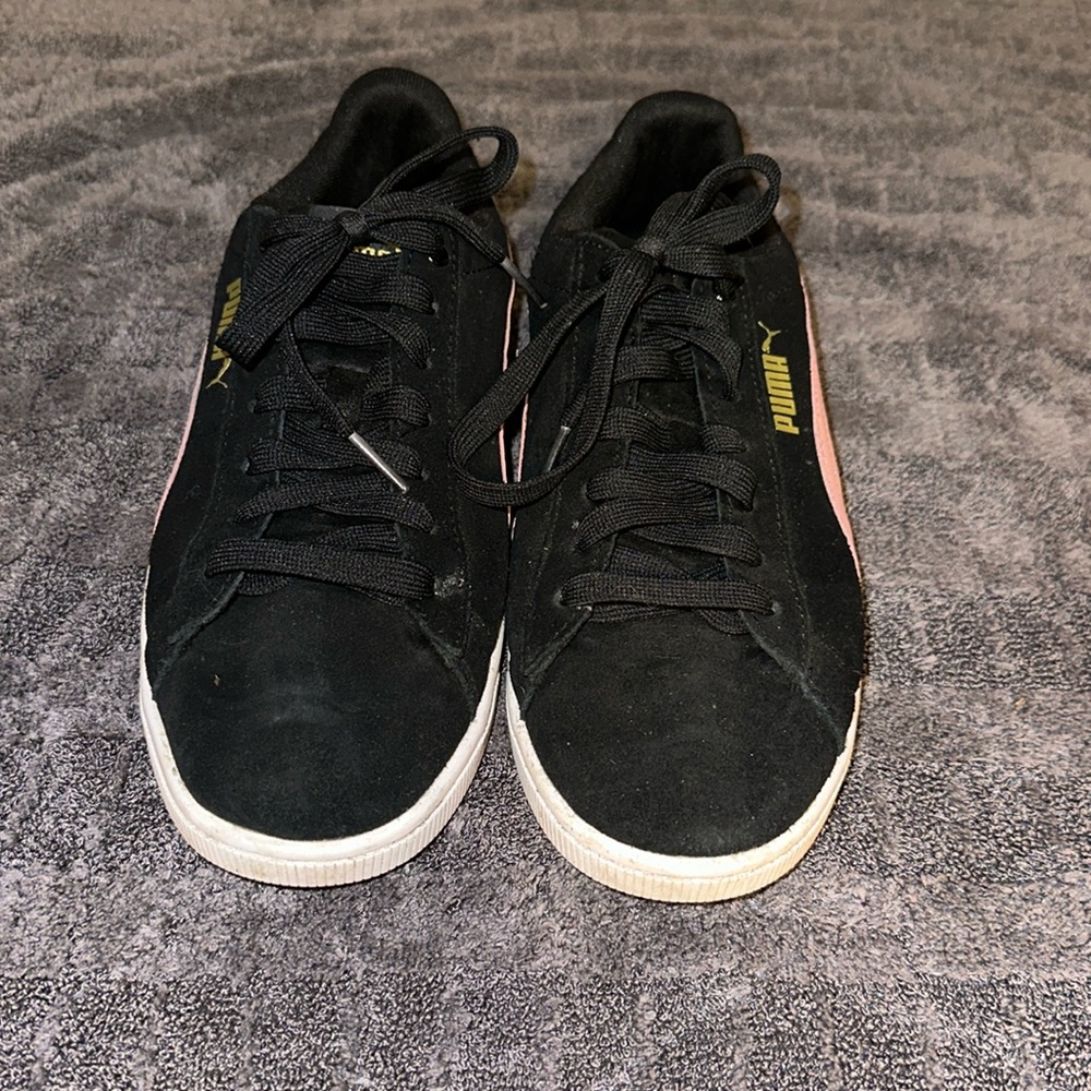 Women’s Puma low top sneakers size 9. Black & pink. Gently worn no box
